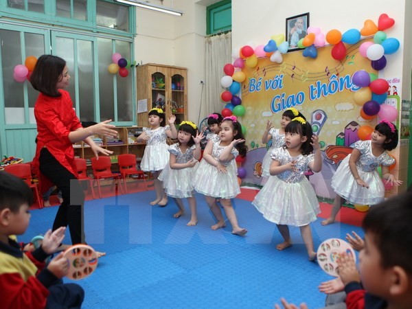 Giờ học múa của trẻ lớp 5 tuổi, trường Mẫu giáo Mầm non B, Hà Nội. 