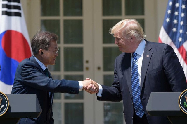 Ông Trump đồng ý bán hàng tỷ USD vũ khí cho Hàn Quốc