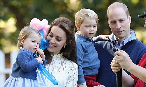 Hoàng tử William, Công nương Kate cùng hai con George và Charlotte. Ảnh: Hello Magazine.