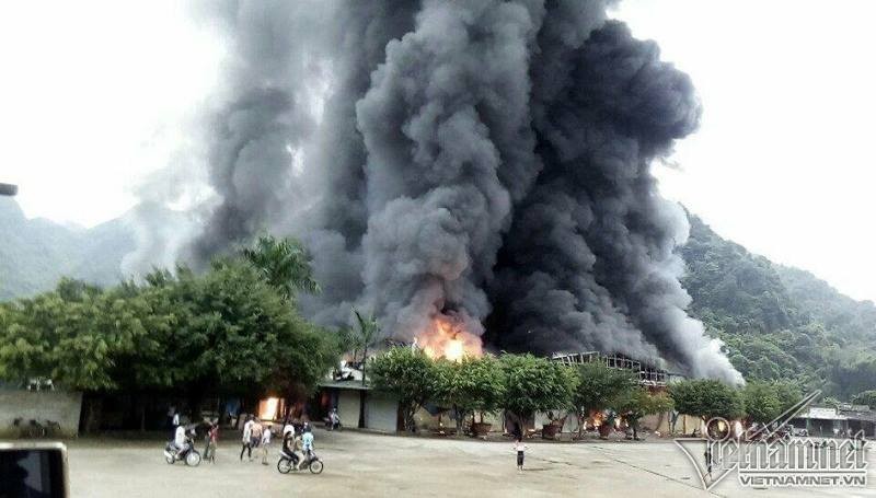 Huy động 300 người chữa cháy ở khu chợ cửa khẩu Tân Thanh