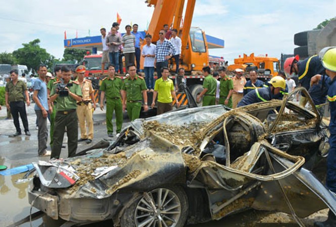 Nam Định: Xe tải lật nghiêng đè bẹp xe con