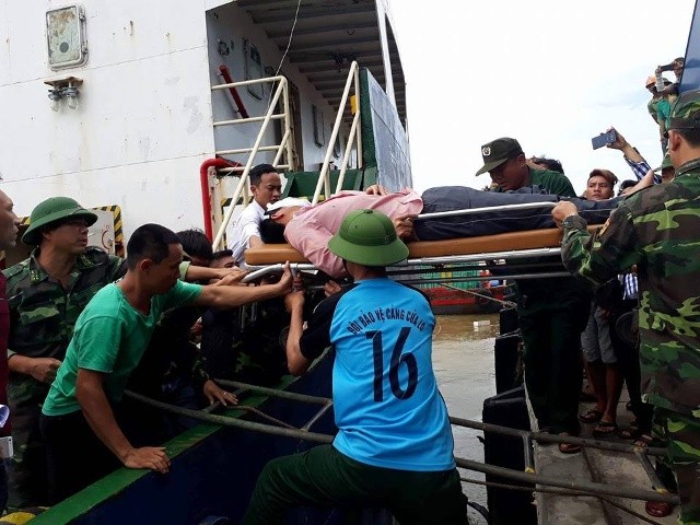 Chìm tàu tại Nghệ An: Cứu sống được 6 người , 1 người tử vong