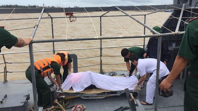 Thi thể thuyền viên tàu than tử nạn được đưa vào cảng Cửa Hội. Ảnh: Dân Trí