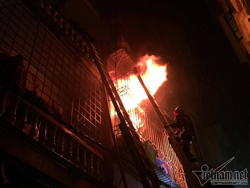 Vụ cháy ở phố Vọng: Dân dùng búa tạ phá cửa nhưng không được