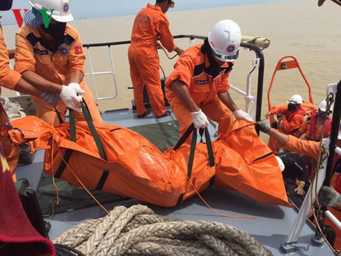 Chìm tàu tại Nghệ An: Tìm thấy 1 thi thể mắc kẹt trong khoang lái