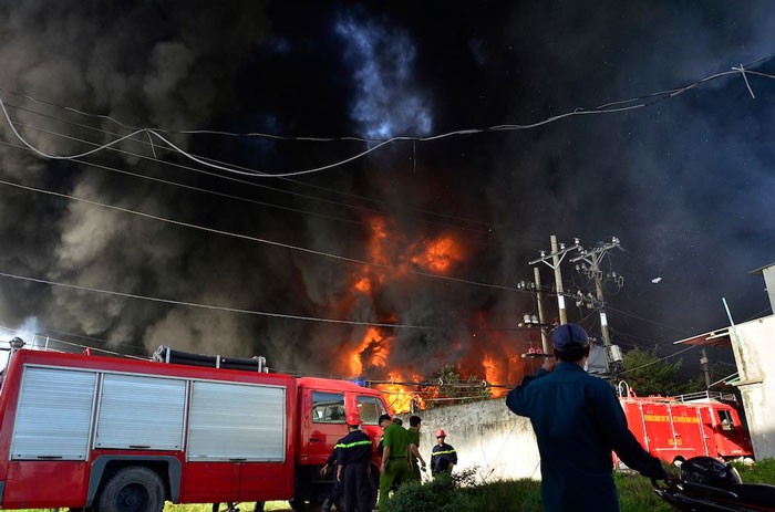 Hơn 100 lính cứu hỏa tham gia chữa cháy cho công ty nhựa ở Tp Hồ Chí Minh 
