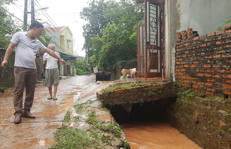 Quảng Ninh: Nước mưa cuốn trôi 2 học sinh xuống cống