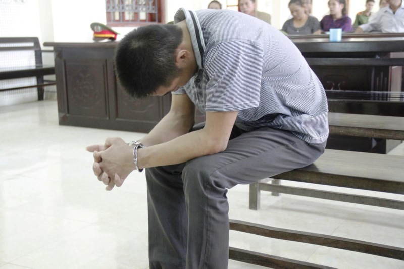 Nghệ An: Hiếp dâm con gái 11 tuổi của bạn nhậu bị xử 7 năm tù