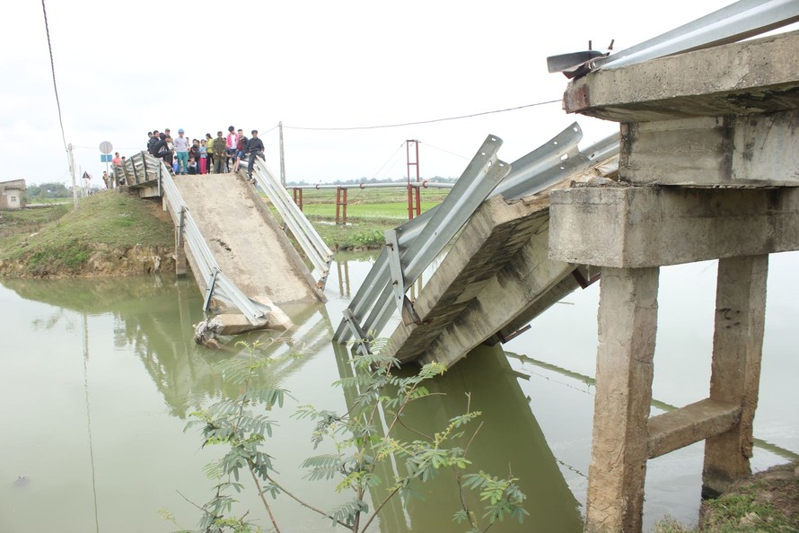 Tuyên Quang: 3 công nhân mất tích do sập cầu