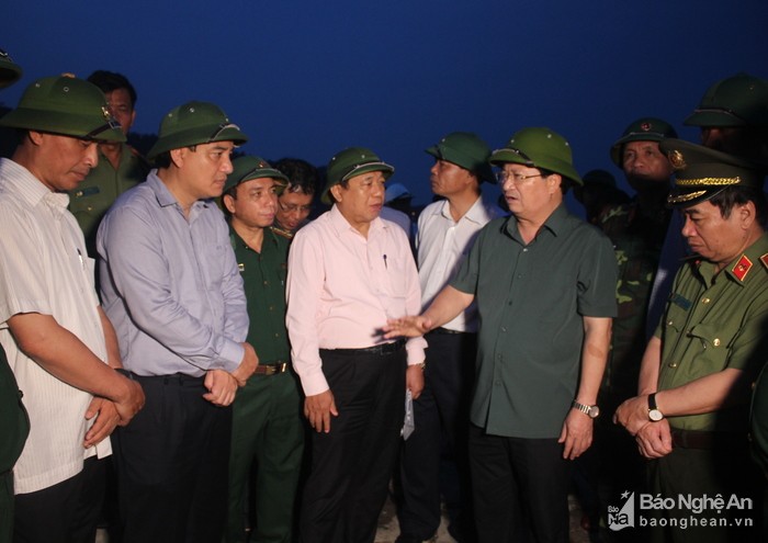 Phó Thủ tướng Trịnh Đình Dũng đi khảo sát tình hình chống bão tại Nghệ An, Hà Tĩnh
