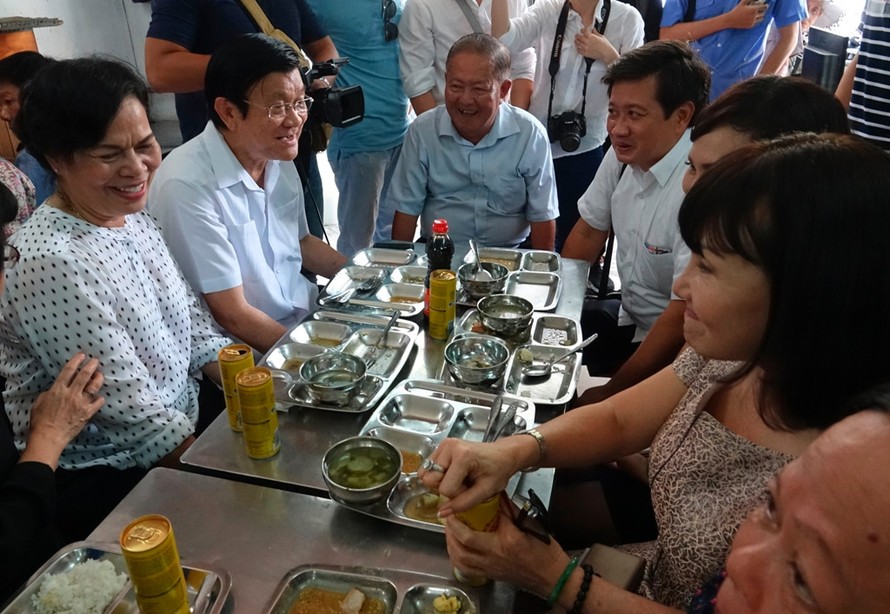 Ông Trương Tấn Sang cùng vợ dùng bữa trưa tại quán cơm 2000 đồng