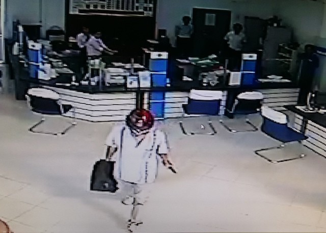 Tin mới vụ mang súng cướp ngân hàng ở Vĩnh Long