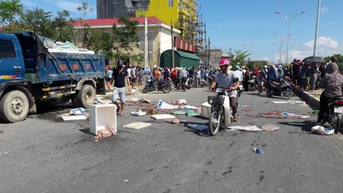 Hà Tĩnh: Nghi xe tải chôn trộm hải sản thối, dân chặn quốc lộ 1A