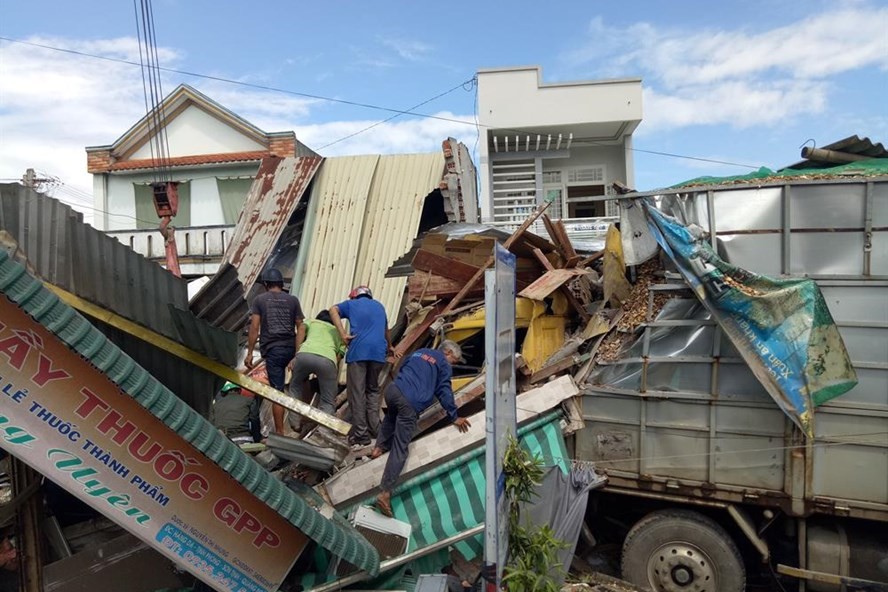 Quảng Ngãi: Xe tải chở gỗ đâm sập 4 nhà dân
