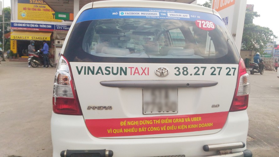 Taxi truyền thống 'khẩu chiến' với Uber và Grab