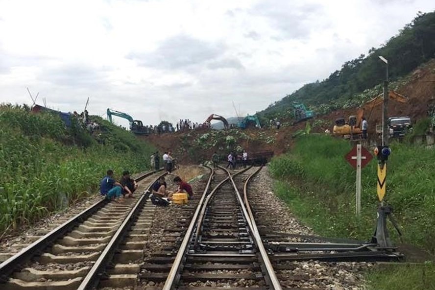 Ngành Đường sắt khắc phục sự cố vùi lấp tàu tại Yên bái