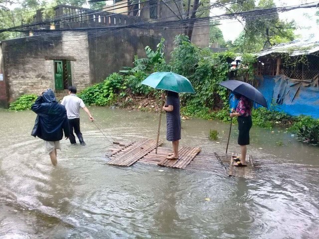 Thanh Hóa: Nữ Chủ tịch phường mặc váy đứng trên bè được kéo đi thị sát mưa lũ