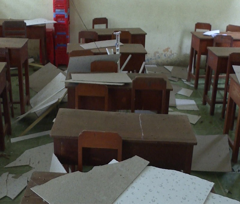 Vĩnh Long: Trần nhà lớp học bất ngờ sập khiến 9 học sinh bị thương
