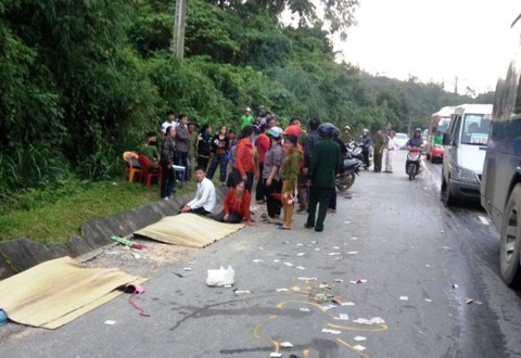 Nghệ An: 2 phụ nữ chết thảm sau khi đâm vào xe khách