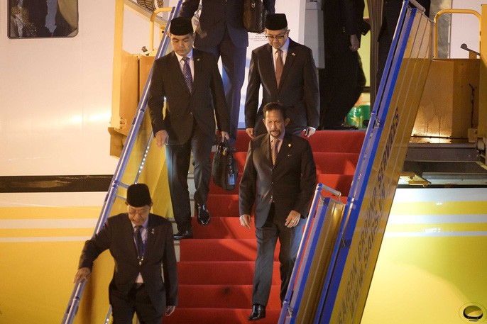 Quốc vương Brunei tự mình điều khiển chuyên cơ trong chuyến bay đến Đà Nẵng. Ảnh: NLĐ