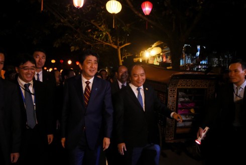 Thủ tướng Nguyễn Xuân Phúc và Thủ tướng Abe dạo thăm phố cổ Hội An