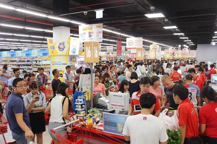 Người dân đổ xô đến các siêu thị mua thực phẩm. Ảnh: Khánh Hòa Online