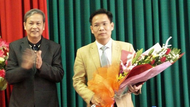 Ông Phan Tiến Diện (phải) trong ngày nhận quyết định bổ nhiệm phó giám đốc Sở TN&MT tỉnh Sơn La. Ảnh: Báo TN&MT