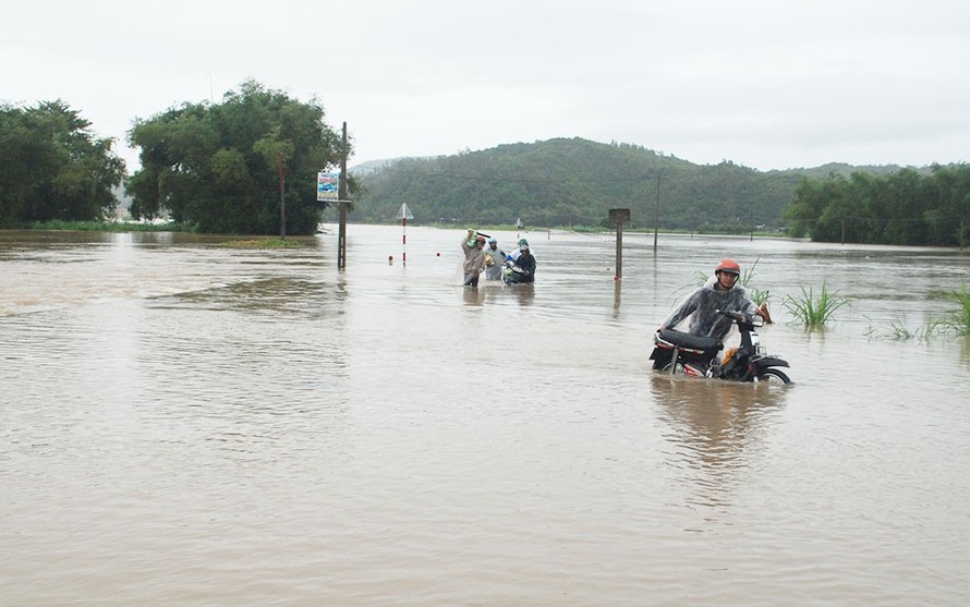 Không khí lạnh gây mưa lũ cho các tỉnh Trung Bộ