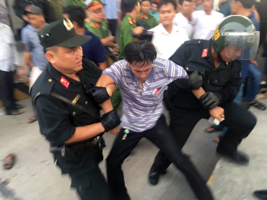 1 trong 2 tài xế bị lực lượng chức năng bắt giữ. Ảnh: Vietnamnet