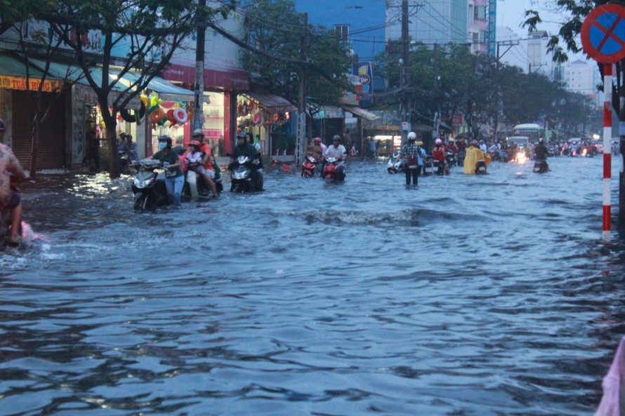 Nam Trung Bộ có mưa lũ kéo dài, Nam Bộ ngập úng do triều cường