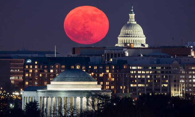 Siêu trăng lớn và đỏ rực mọc lên phía sau tòa nhà Quốc hội Mỹ ở Washington D.C. Ảnh: Washington Post.