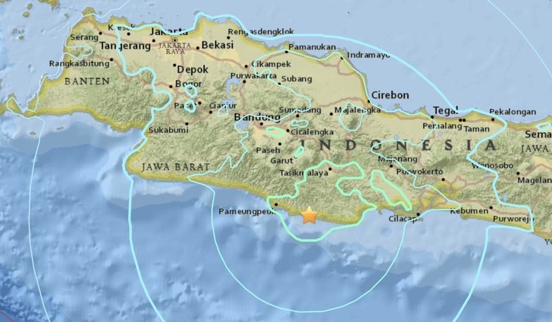 Thủ đô Indonesia rung chuyển bởi động đất, cảnh báo có sóng thần