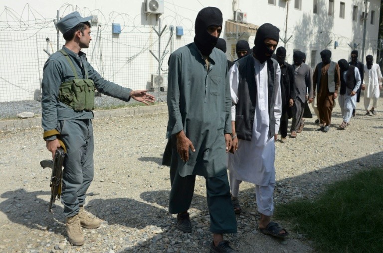 Quân đội Afghanistan bắt giữ các chiến binh IS tham gia lực lượng Taliban ở nước này. Ảnh: AFP