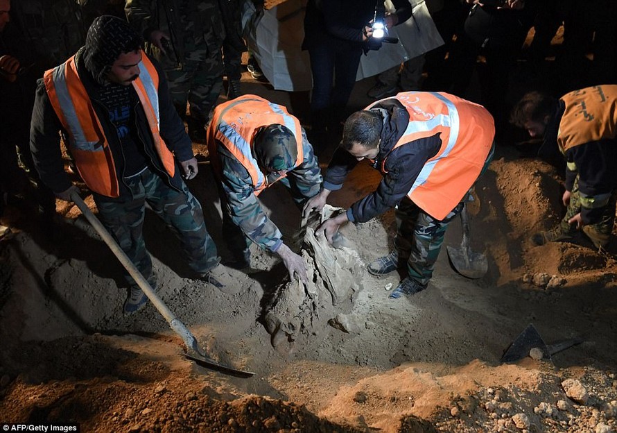 Phát hiện 2 hố chôn tập thể các nạn nhân của IS tại Raqqa, Syria