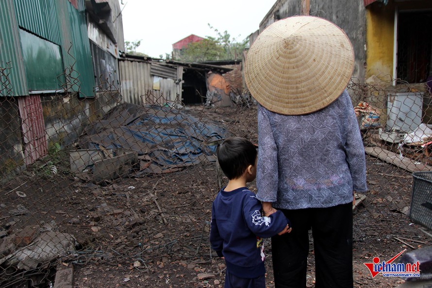 Người dân Quan Độ bàng hoàng sau vụ nổ. Ảnh: Vietnamnet