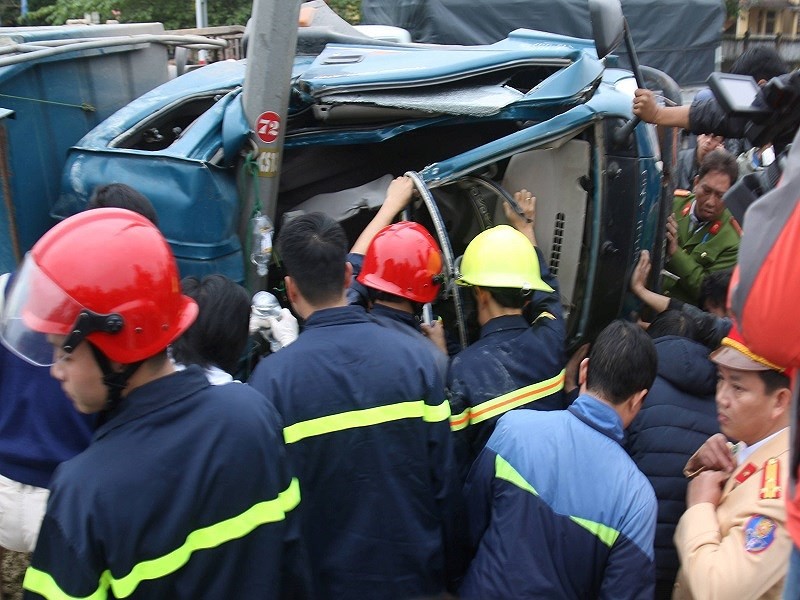 Lực lượng cứu hộ cắt cabin để đưa ba nạn nhân ra ngoài. Ảnh: PLO