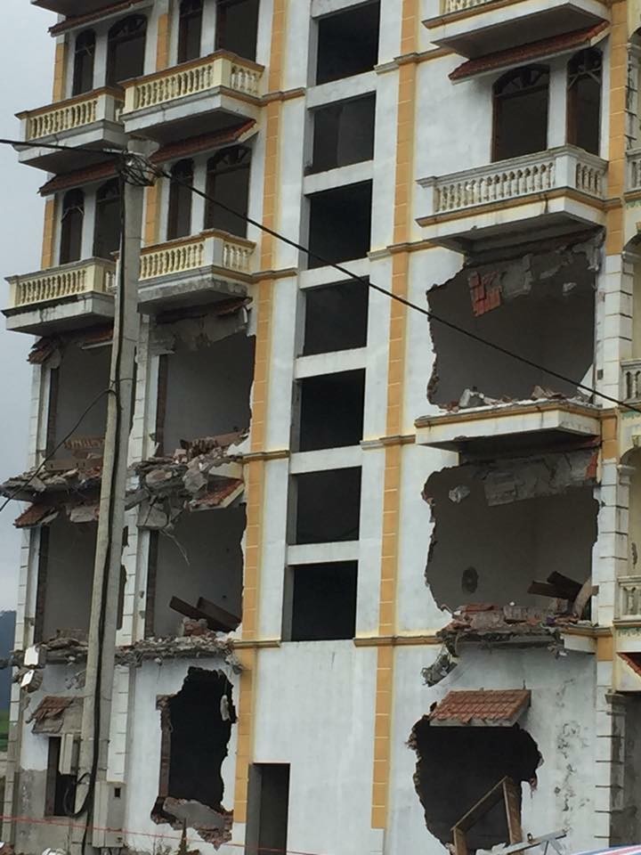 Căn nhà 7 tầng của trùm ma túy Tráng A Tàng bị phá dỡ. Ảnh: Dân Việt