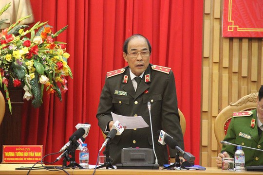 Trung tướng Trần Đăng Yến trả lời báo chí. Ảnh: NLĐ