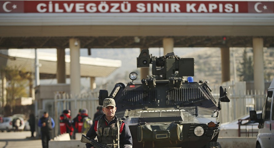 Chiến sự Syria: Thổ Nhĩ Kỳ điều động xe bọc thép áp sát biên giới Syria