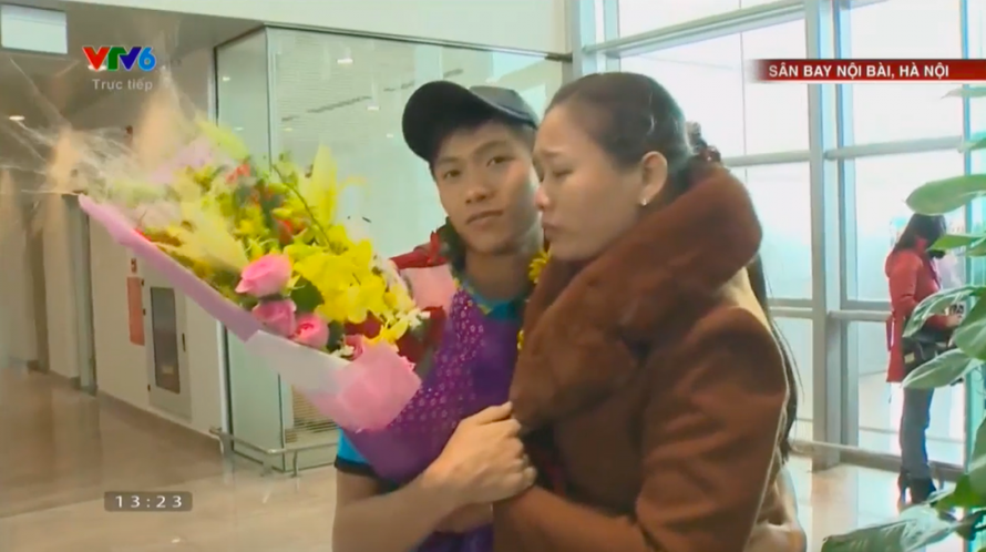 Phan Văn Đức được mẹ đón ở sân bay. Ảnh: VTC