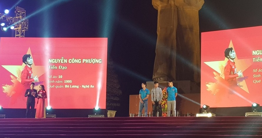 Các cầu thủ U23 Việt Nam được vinh danh tại Quảng trường Hồ Chí Minh, Nghệ An. Ảnh: Zing