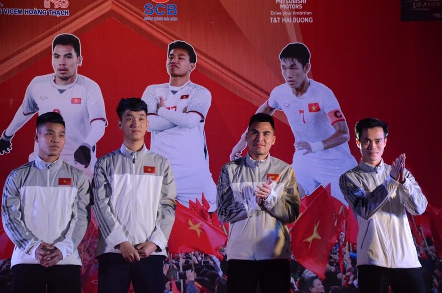Các tuyển thủ U23 Việt Nam về thăm quê nhà tại Hải Dương. Ảnh: Vietnamnet