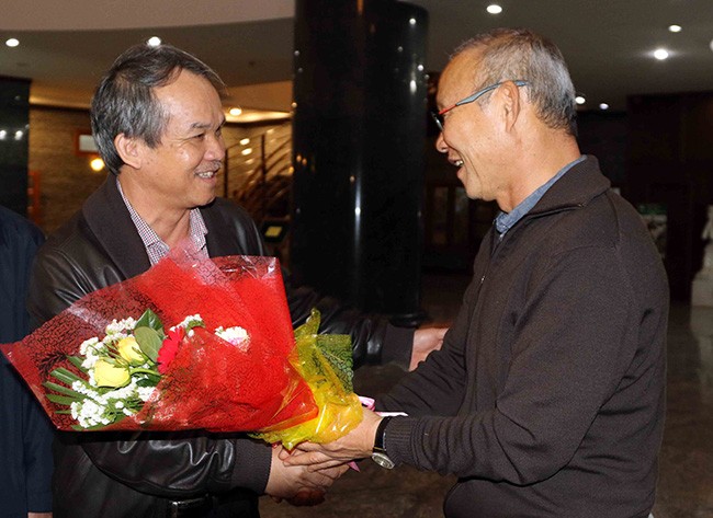 Ông Đoàn Nguyên Đức tặng hoa cho HLV PArk hang-seo. Ảnh: Vietnamnet