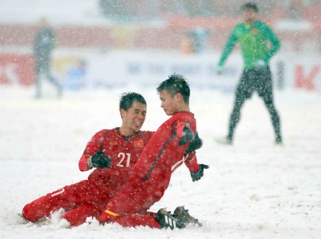 Cùng chiêm ngưỡng lại siêu phẩm 'cầu vồng trong tuyết' giúp Quang Hải nhận giải bàn thắng đẹp nhất