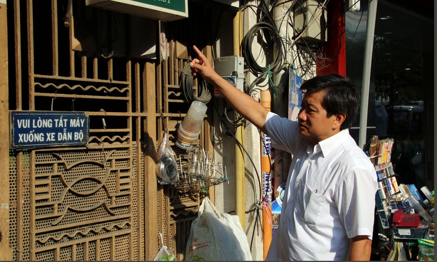 Ông Đoàn Ngọc Hả chỉ đạo dẹp bỏ các biển quảng cáo trên cổng chung cư. Ảnh: Vietnamnet