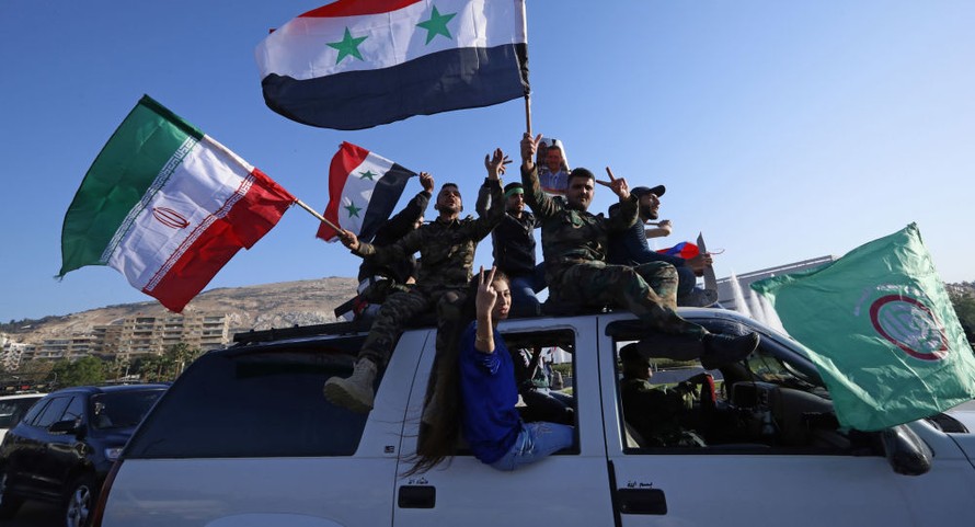 Hình ảnh: Người dân Damascus đổ ra đường ăn mừng sau chiến công của quân đội Syria