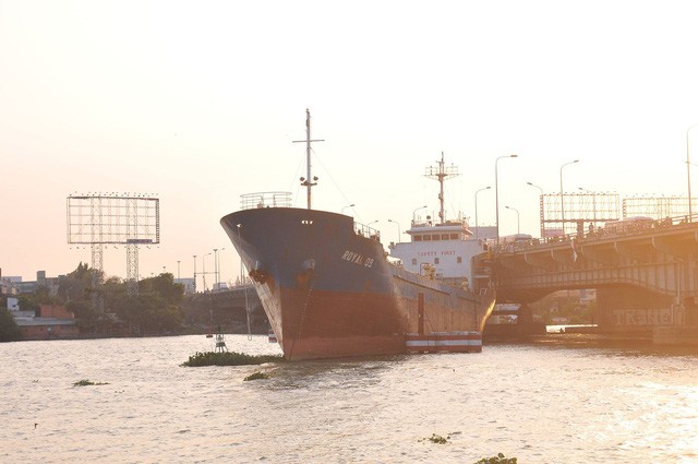 Tàu Royal 09 bị mắc kẹt tại cầu Đồng Nai. Ảnh: Dân trí
