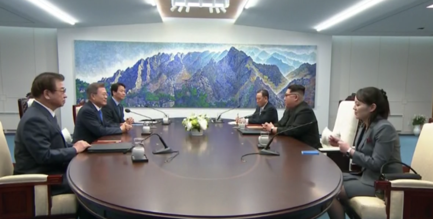 Hai nhà lãnh đạo cùng ngồi xuống bàn đàm phán. Ảnh: CNN