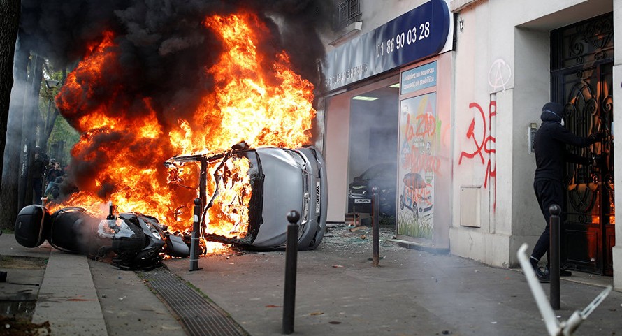 Một chiếc xe bị đốt cháy tại trung tâm Paris. Ảnh: Sputnik