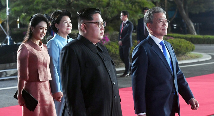 [VIDEO] Chủ tịch Kim Jong-un đẩy phóng viên để nhường đường cho vợ